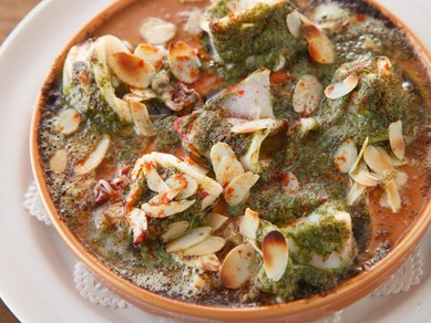 食欲をそそる『小ヤリイカのエスカルゴ風オーブン焼き』