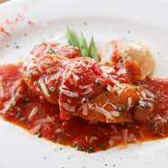 ローマでお祝いの時に食べられる料理。岩手のブランド鶏肉はほろりとやわらかく、パプリカは焼いて香ばしく