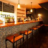 店内は、オーナーシェフの人柄を表すような、落ち着いた優しい雰囲気で、ゆっくりと過ごせます。