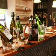 「ドリンクバー」や「サラダバー」のワイン版です。
白、赤ワイン、日本酒が、サングリアなど10種類、飲み比べ放題。
90分2700円！！

ワイングラスも選べます！！