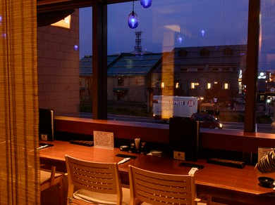 四季それぞれの美しい表情を見せる小樽運河が見渡せる店内