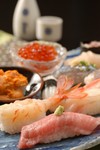 旬の握りの他、焼きものやつまみなど、職人がその日のおススメをお客様のお好みに合わせてご提供いたします。