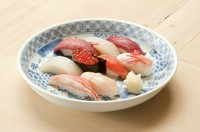 天然本鮪の中とろといくらが入ったセットです。中とろ・まぐろ赤身、白身・ずわいがに・サーモン・真いか・ほたて・甘えび・いくら
