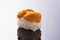 殻からはずしてすぐに人工塩水へ漬け込むのでミョウバンは使用していません。うに本来の甘味、旨味、風味が味わえます。