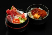 うに・いくら・とにっこの三色丼と刺身盛り合わせの二段重です。