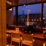 【おたる政寿司】の中で、景色を眺めながら食事が楽しめるのは【おたる政寿司ぜん庵】だけです。季節をとわず美しい小樽運河の夕暮れを、ぜひ一度美味しい食事とともに味わってください。