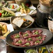 3時間飲み放題付きのコース料理もいろいろご用意。名物の『牛タンわさび焼き』や釧路産帆立の釜飯が付いたコースなど、選べる3種のコースがあります。