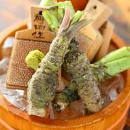 店の看板ともなっているワサビは、美しい空気と清冽な水の流れのあるところでしか育たない本ワサビを使用。すりおろした時の清々しい香り、本物を使うことによる味の違いを堪能してください。