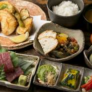 こだわりの鮮魚は、昼網の中央市場から毎日直送。瀬戸内の旬の地魚をお届けしています。獲れたて、ピチピチの鮮魚を本ワサビとしょう油でいただく味は格別です。