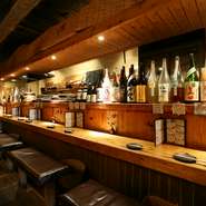 木の温もりを感じる店内は、落ち着ける雰囲気。2名づつに区切られたカウンター席はカップルでの利用にピッタリです。この他、カップルシートもあり、2人だけの時間を美味しい料理とお酒とともにお楽しみください。