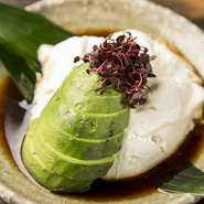 豆乳とニガリを使って豆腐を作る際に、ワサビを練り込んだオリジナルメニュー。アボカドを添えてあります。