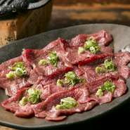 名物ともなっているタン焼きは、厳選した牛タンの旨さが違います。いいものを本物のワサビでいただく味は、やみつきになる味わいです。一度食べて旨さを知っている方は、みなさん、また注文します。