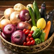 店名にもなっているだけに、ワサビは自慢です。どんなメニューにも本ワサビの香りがプラスされるだけで、味が引き立ちます。自然の恵みを受けて育まれた野菜も、味が濃くてひと味違った旨さです。