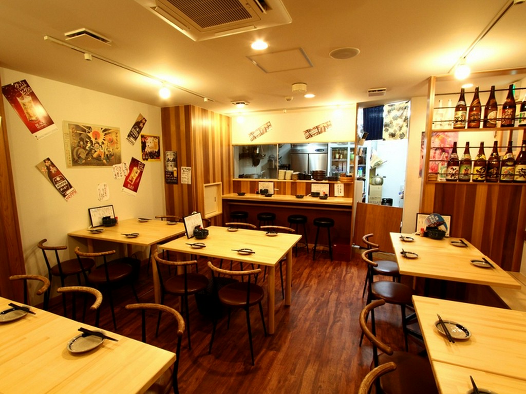 ゆったりとくつろぎながら食事ができる、和やかな落ち着いた空間