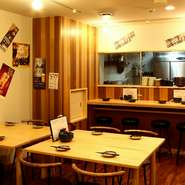 会社帰りの一杯を楽しんでいる仕事帰りのサラリーマンで賑う店内。堅苦しくなくカウンター席もあるので、一人飲みも気軽に入りやすいお店です。日頃の疲れが癒せる居酒屋さん。