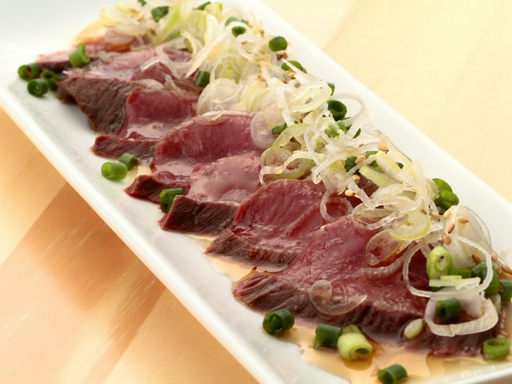 お酒との相性抜群なおいしい肴の『牛ハツたたき』