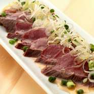 新鮮な国産和牛を塩とごま油でいただく一品は、色々なお酒との相性がよく人気の肴。