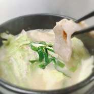芝浦直送の脂ノリノリ牛ホルモンとたっぷりお野菜の煮込みです。
白湯＆京味噌ベースの濃厚スープ仕立て。