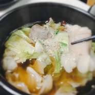 芝浦直送の脂ノリノリ牛ホルモンとたっぷりお野菜の煮込みです。
キレが命の王道にんにく醤油