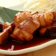 自慢の秘伝のたれは脂の乗ったお肉にマッチするよう、醤油とコチュジャンをベースにつくられています。
