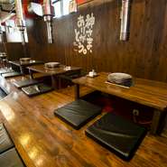活気のある店内には座敷も用意されており、家族の団欒におすすめ。口の中でとろけるようなホルモンや濃厚な味わいの肉を焼きながら、みんなでワイワイ盛り上がれます。