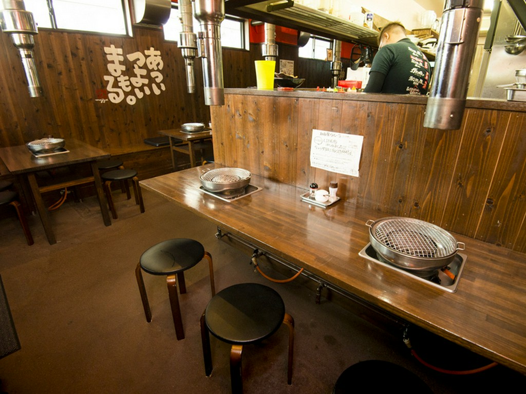 一人でも使いやすいカウンター席と明るい雰囲気