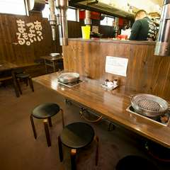 一人でも使いやすいカウンター席と明るい雰囲気