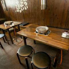 木の風合いを活かしたテーブル席で宴会や女子会