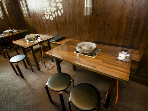 木の風合いを活かしたテーブル席で宴会や女子会