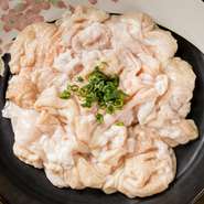 当店の看板メニューで1番の人気料理です。プリプリ食感で、大腸しか使っていないためほどよく脂もついており一度食べたらやみつきになる美味しさ。最初のお通しで自慢の『とんちゃん』もご提供いたします。