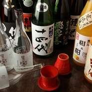 お酒好きの料理人が厳選した日本酒や焼酎、洋酒など種類豊富。全国各地の銘柄やめずらしいお酒を楽しむことができます。料理に合わせたり、好みのお酒を見つける楽しみも。お気に入りのお酒と美味しい料理で乾杯！