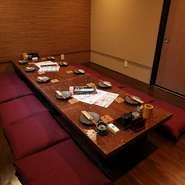 ゆっくりとくつろげるお座敷席が完備。親しい友人同士の会食や、会社の宴会におすすめの一軒です。