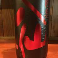 ・青森県　八戸酒造　日本酒度＋8

米の甘味を上手に生かした辛口をつくる「陸奥八仙」。その中でも異端児的な存在が「芳醇超辛口」で、そんな酒の無濾過生原酒。口当たりの甘味を抑え、後半にかけての鋭い酸で辛さを表現。