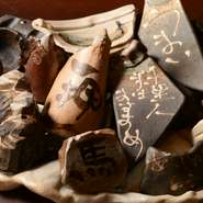 スタッフ自ら大阪の陶芸家の先生の元へ買い付けに伺い、当店オリジナルのお皿も多数作って頂いたこだわりのお皿!!　こんなお皿も、こんな盛り付けも見たことない！と、感動すること間違いなし！※本店のみのサービス