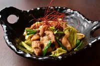 「鶏ちゃん」とは、岐阜県の山あいに伝わる郷土料理。さつま知覧どりを特製のタレに漬け込み、こだわりぬいた野菜と鉄板で炒めて食べるおすすめの逸品！