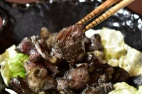 【800度の火柱で一気に焼き上げる炭鶏】
備長炭から立ち上がる800度の火柱で一気に焼き上げます。
ブラックペッパー・塩・鶏脂だけのシンプルな味付けの信長焼きは人気メニューです！