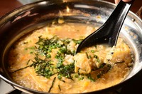 スープの量は表面から　お米が少し出るくらいがベスト！　沸騰したら溶き卵を入れお玉で軽くまぜながらお好みの卵の状態で火を止めます。