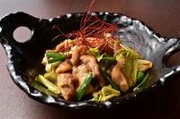 「鶏ちゃん」とは、岐阜県の山あいに伝わる郷土料理。
鶏肉を秘伝の味噌や醤油ベースのタレなどに「特選モモ」を漬け込み、
にんにくなどと鉄板で炒めて食べるおすすめの一品。