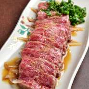 黒毛和牛は肉質がきめ細かく、程よく締まった赤身が柔らかいのが特徴です。
食べた瞬間からとろけるような食感を
信長の特製たれと一緒にお楽しみください。