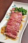 黒毛和牛は肉質がきめ細かく、程よく締まった赤身が柔らかいのが特徴です。
食べた瞬間からとろけるような食感を
信長の特製たれと一緒にお楽しみください。