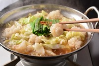 透き通るスープからは想像のできない旨味があり
創業以来変わらないオリジナルの醤油ベース。
※２人前よりご注文を承ります。