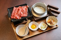 ・白米釜飯
・飛騨牛(焼きしゃぶ用)
・卵黄
・小鉢
・お吸い物
・お漬物
