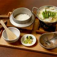 ・白米釜飯
・もつ鍋(醤油or味噌)
・小鉢
・お漬物