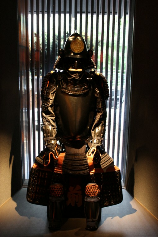 戦国武将の甲冑（かっちゅう）が入口でお出迎え