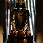 戦国武将の甲冑（かっちゅう）が入口でお出迎え