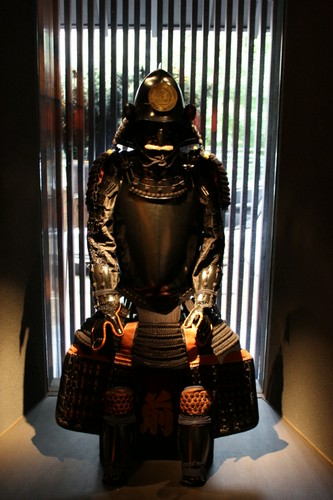 戦国武将の甲冑（かっちゅう）が入口でお出迎え