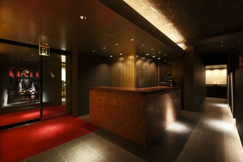 大名行列を彷彿させる「赤い絨毯」が敷かれているエントランス