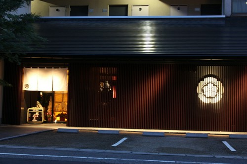 歴史博物館前駅から徒歩1分。織田信長家紋の木瓜が目印