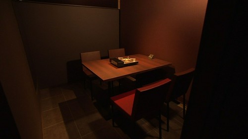 カップルや少人数向きの4名用テーブル席（個室）