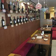 木をふんだんに使った温かみのある空間、ところどころに差し色も